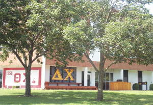 PHOTO BY ANDREA LOPEZ / FEATURES EDITOR Chapter assistants were moved out of the Fraternity Complex Tuesday evening due to problems with the building’s air quality.