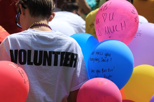 PHOTOS BY LIZZIE RIDDER / REPORTER Participants write messages to lost loved ones. The balloons are then released, or sent, as messages to those who’ve died by suicide.